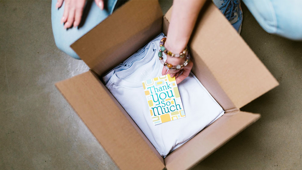 pahvilaatikko josta näkyy kortti sanoen thank you