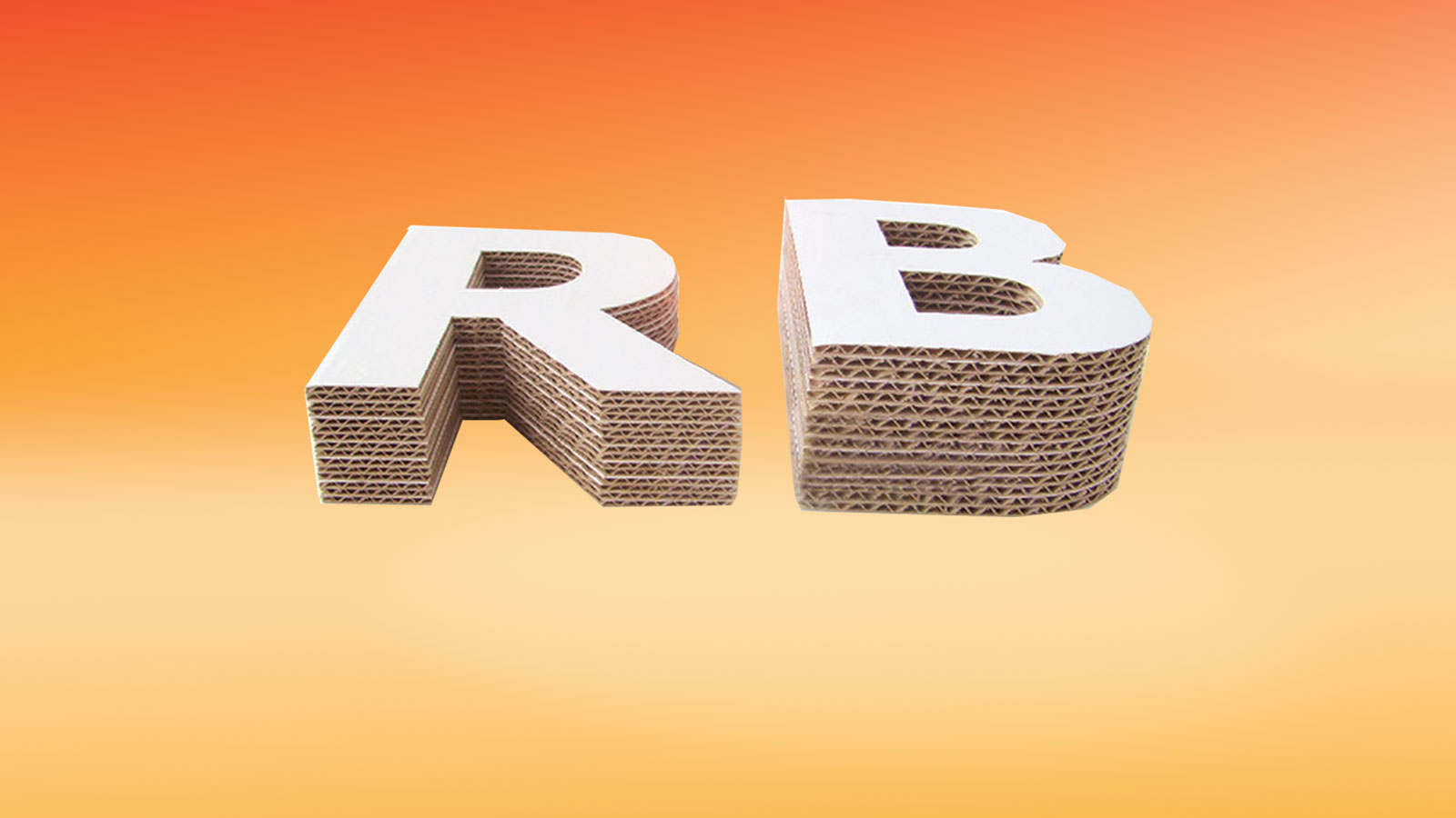Bogstaverne R og B i bølgepap på orange baggrund