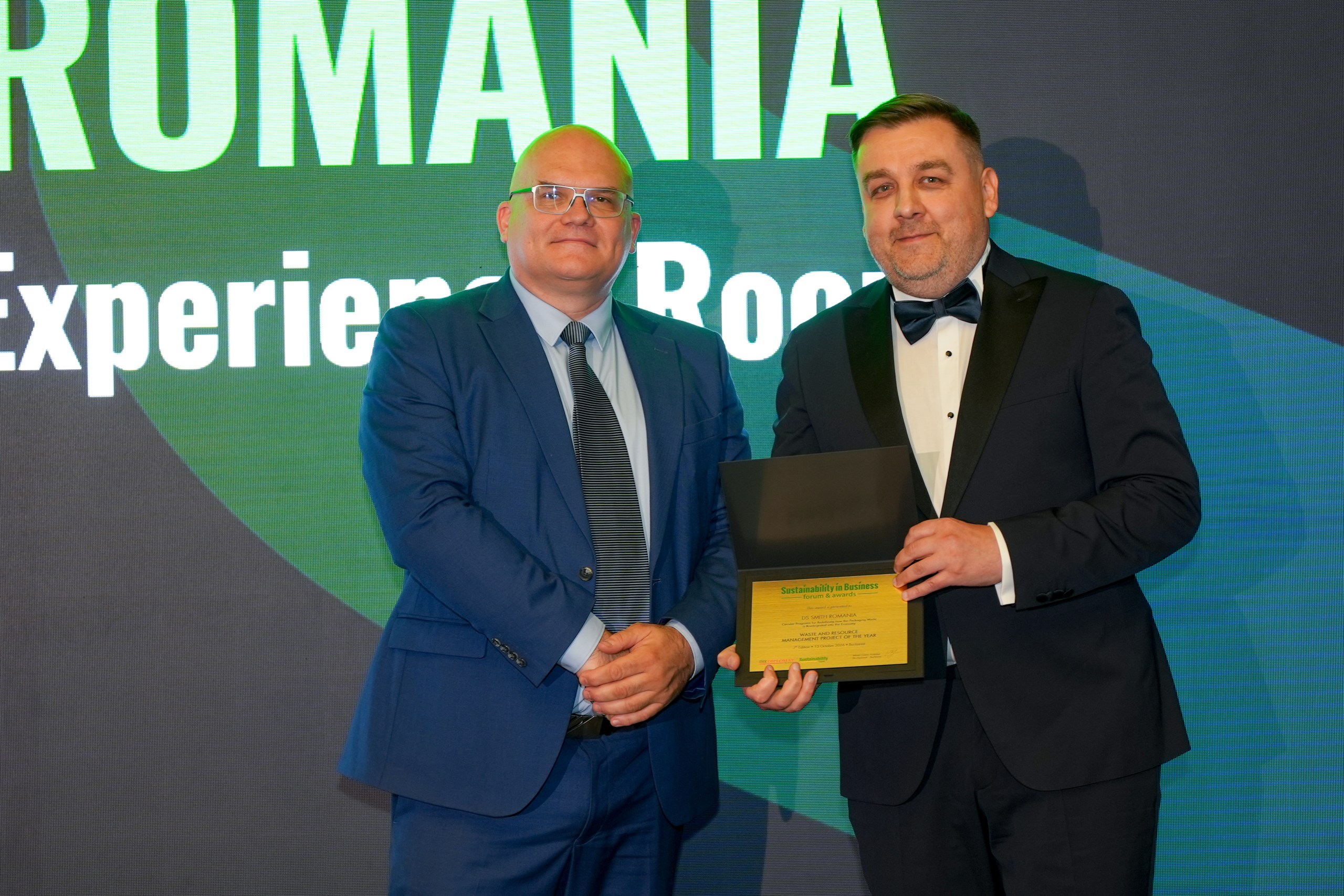 DORU PĂDUCEL, DS Smith Recycling GM, with Jury member RAUL POP, Programmes Director, Ecoteca 