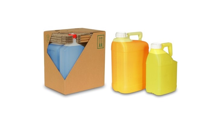 Zwei gelbe Kanister neben einer Verpackung aus Wellpappe gefüllt mit einem weiteren blauen Kanister.