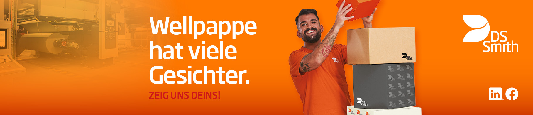 asiatische Frau mit langen Haaren steht seitlich eines Kartonstapels aus Wellpappe vor orangefarbenem Hintergrund und lächelt in die Kamera. Sie trägt ein orangefarbenes T-Shirt was deutlich Arbeitskleidung der Produktion ist.