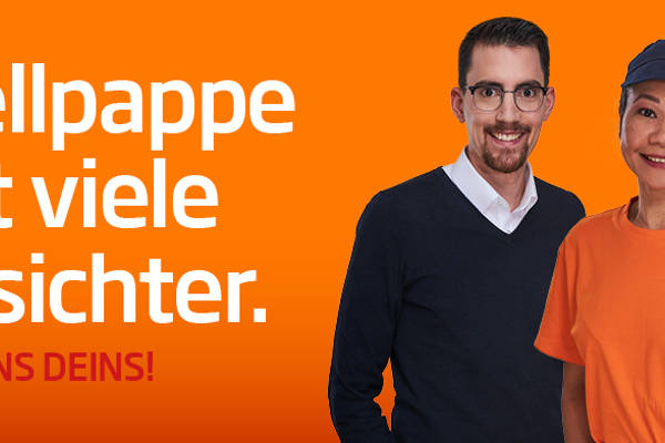 Eine Gruppe von 3 Mitarbeitenden vor orangenem Hintergrund. In der Mitte ein junger Mann mit orangenem T-Shirt, einer Kopfbedeckung und Gehörschutz. Er trägt Arbeitskleidung für die Produktion. Links von ihm eine junge blonde Frau mit langen Haaren. Sie trägt ein dunkles Kleid im Büro Look. Rechts von ihm eine dunkelhaarige junge Frau, zum Zopf gebundene Haare in einem dunkelorangenen Pullover. Alle lächeln in die Kamera. Links von der Gruppe steht der Employer Branding Claim „Wellpappe hat viele Gesichter. Zeig uns Deins.“