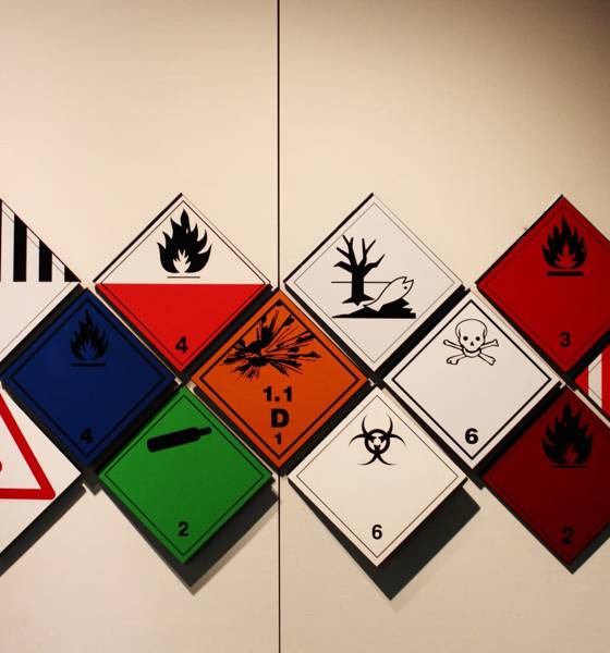 Wand mit vielen unterschiedlichen Gefahrenschildern.