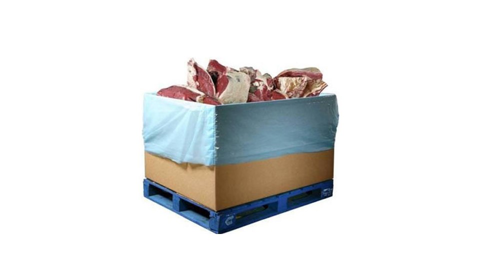 Offene große Box aus Wellpappe gefüllt mit rohem Fleisch.