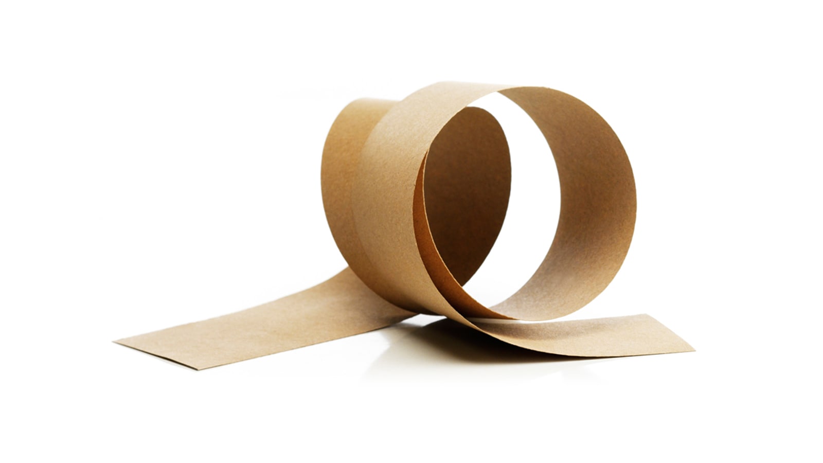 Braunes Papier locker zusammengrollt.