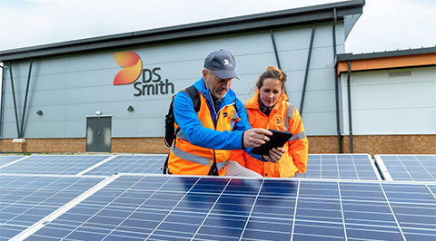 Twee mensen inspecteren zonnepanelen