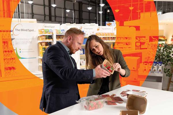 Consumenten bekijken golfkartonnen verpakkingen in supermarkt