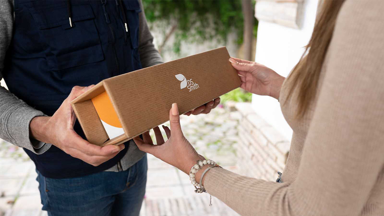 bruine kartonnen verpakking met gekleurde binnenkant en DS Smith logo afgeleverd door pakketdienst bij voordeur