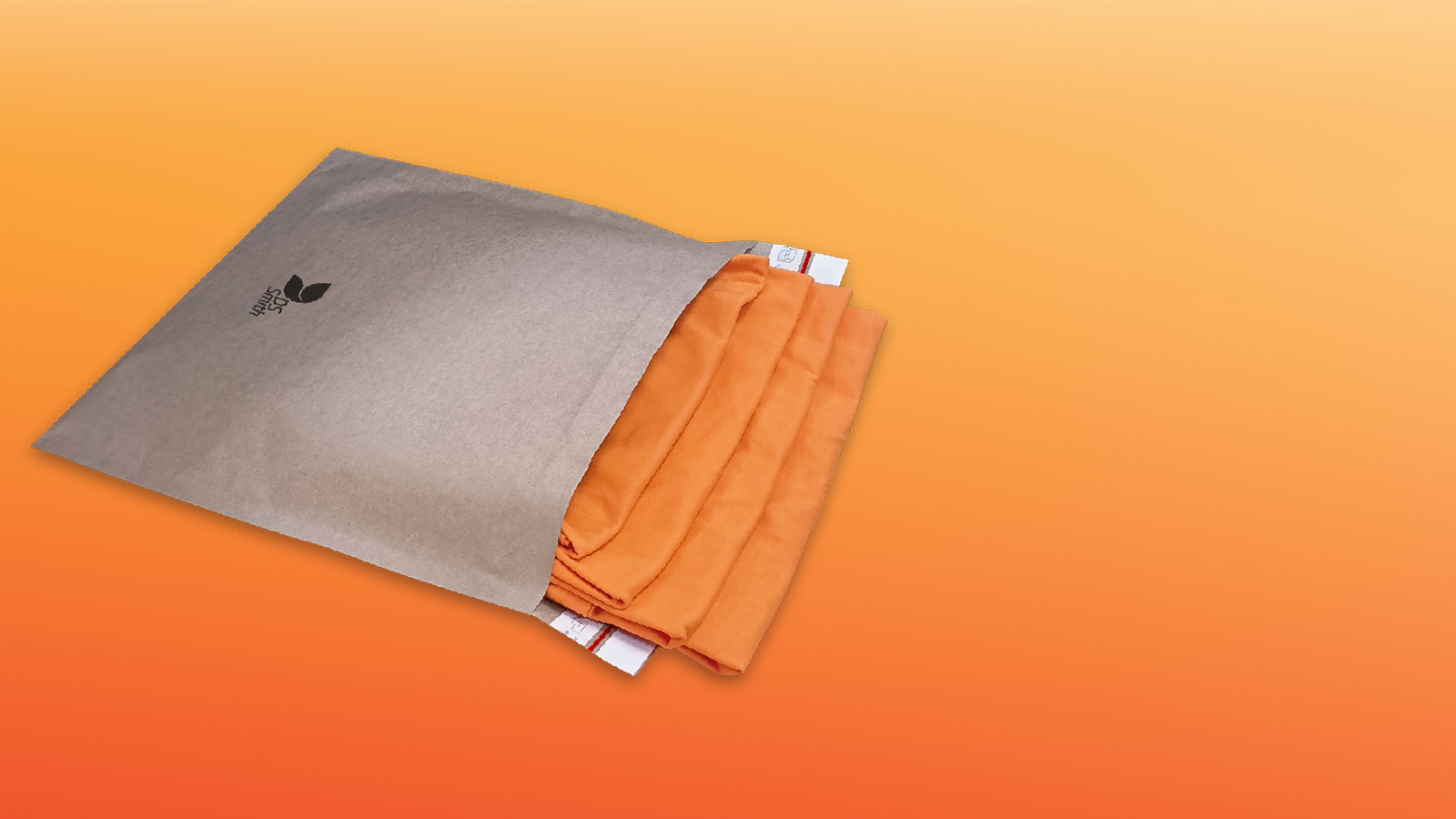 Papieren envelop met DS Smith logo op een oranje achtergrond