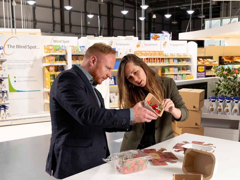 Personen bekijken aandachtig verpakkingen in supermarkt