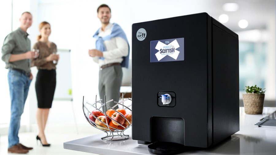 water cooler op kantoor met collega's die drinken