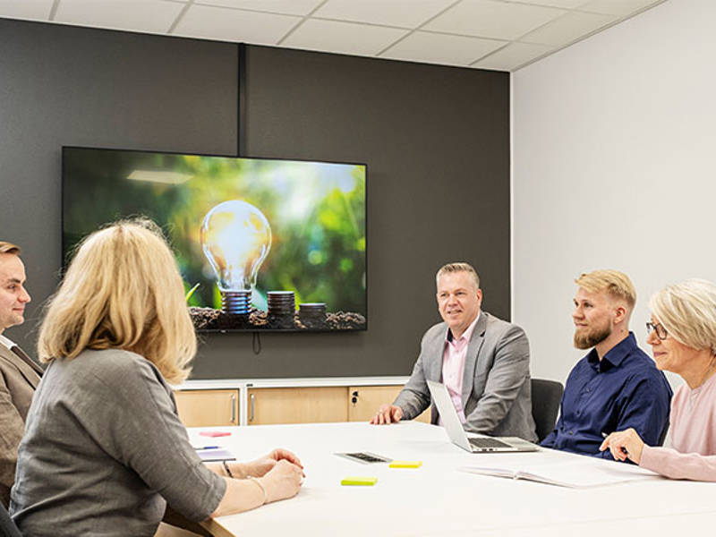 suunnittelupalaverissa ihmisiä