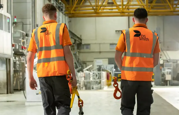 Zwei DS Smith Lehrlinge gehen durch die Produktion