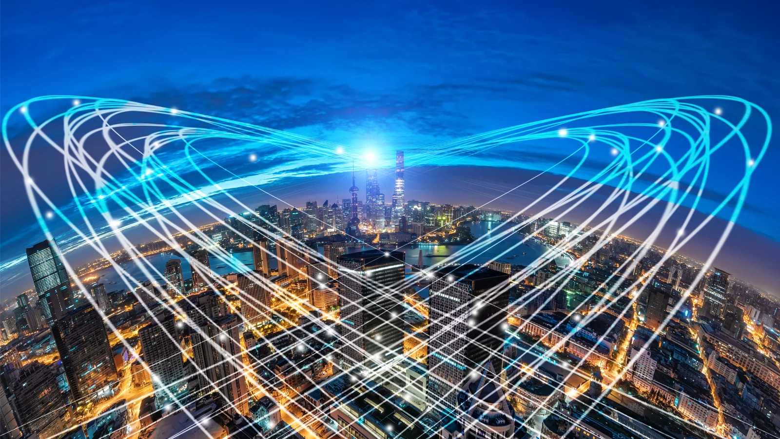 Stadt mit Wolkenkratzern die von Licht-Informationsstrahlen umgeben wird.