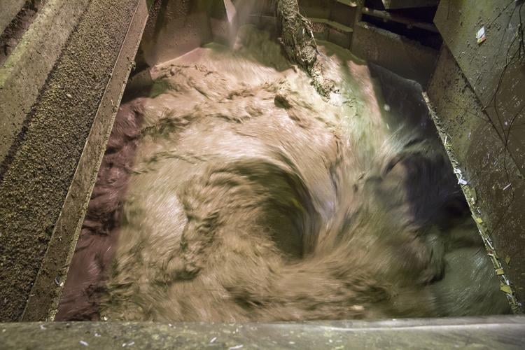 Le carton entre dans le triturateur où tous les contaminants finaux sont retirés.