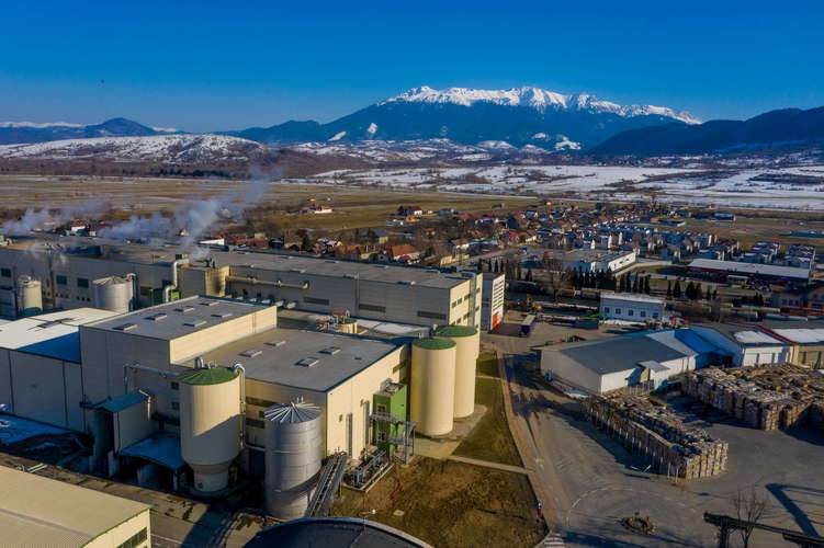 Fotografie aeriană a fabricii de hârtie din Zărnești